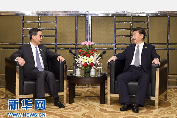 11月18日，國(guó)家主席習(xí)近平在菲律賓馬尼拉會(huì)見前來出席亞太經(jīng)合組織第二十三次領(lǐng)導(dǎo)人非正式會(huì)議的香港特別行政區(qū)行政長(zhǎng)官梁振英。新華社記者謝環(huán)馳攝