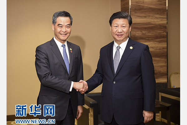 11月18日，國(guó)家主席習(xí)近平在菲律賓馬尼拉會(huì)見前來出席亞太經(jīng)合組織第二十三次領(lǐng)導(dǎo)人非正式會(huì)議的香港特別行政區(qū)行政長(zhǎng)官梁振英。新華社記者謝環(huán)馳攝