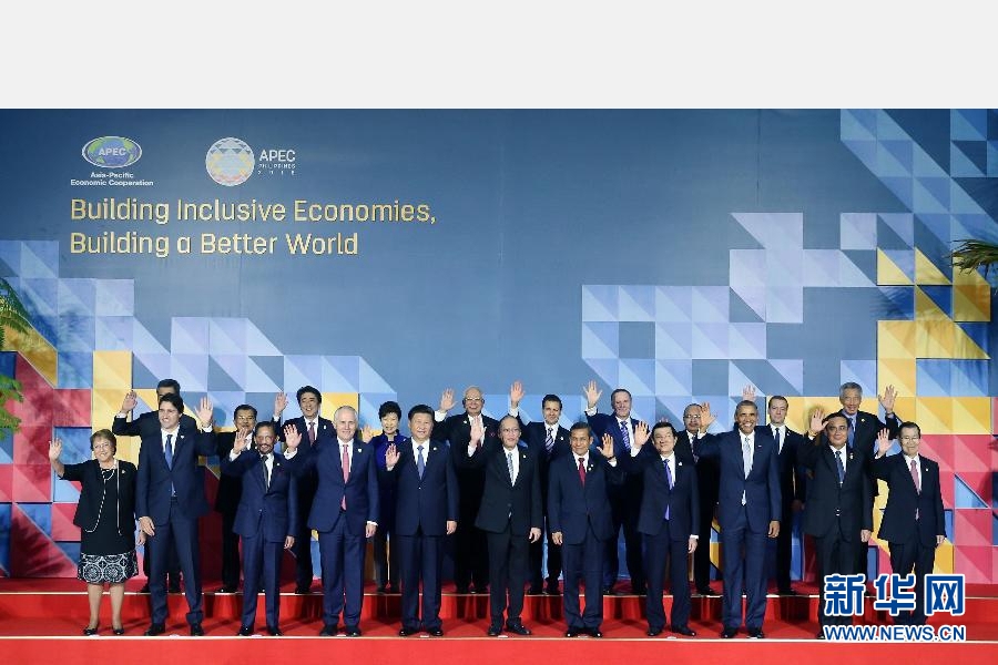 這是會議開始前，國家主席習(xí)近平同其他亞太經(jīng)合組織成員經(jīng)濟(jì)體領(lǐng)導(dǎo)人、代表合影。 新華社記者 姚大偉 攝