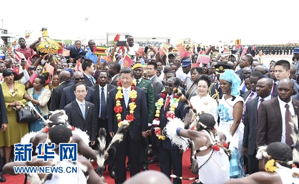 12月1日，中國國家主席習(xí)近平乘專機(jī)抵達(dá)津巴布韋首都哈拉雷，開始對津巴布韋進(jìn)行國事訪問。津巴布韋總統(tǒng)穆加貝在機(jī)場舉行隆重歡迎儀式。這是當(dāng)?shù)孛癖娞饸g快熱情的傳統(tǒng)舞蹈，歡迎習(xí)近平和彭麗媛到訪。新華社記者 謝環(huán)馳 攝 