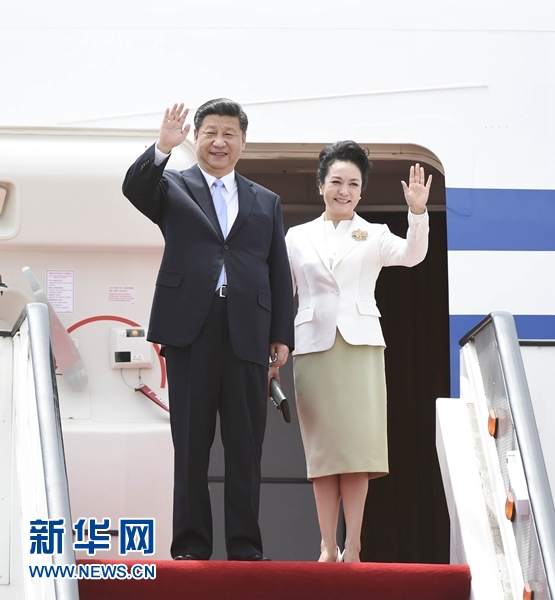 12月1日，中國國家主席習(xí)近平乘專機(jī)抵達(dá)津巴布韋首都哈拉雷，開始對津巴布韋進(jìn)行國事訪問。津巴布韋總統(tǒng)穆加貝在機(jī)場舉行隆重歡迎儀式。這是習(xí)近平和夫人彭麗媛向歡迎人群揮手致意。新華社記者 謝環(huán)馳 攝 
