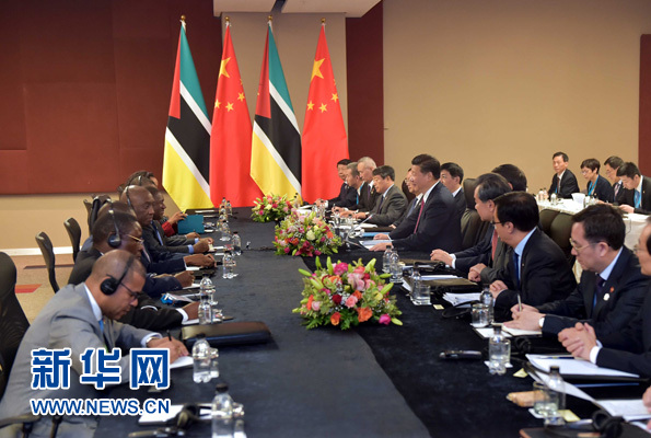 12月3日，國家主席習(xí)近平在約翰內(nèi)斯堡會(huì)見莫桑比克總統(tǒng)紐西。新華社記者 李濤 攝 