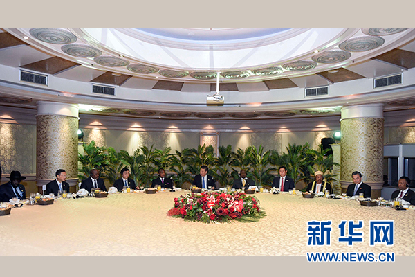 12月4日，國(guó)家主席習(xí)近平在約翰內(nèi)斯堡集體會(huì)見13位非洲國(guó)家領(lǐng)導(dǎo)人。 新華社記者 謝環(huán)馳 攝