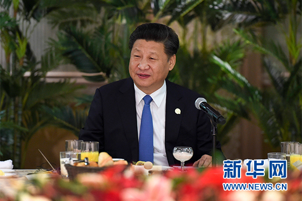 12月4日，國(guó)家主席習(xí)近平在約翰內(nèi)斯堡集體會(huì)見13位非洲國(guó)家領(lǐng)導(dǎo)人。 新華社記者 謝環(huán)馳 攝