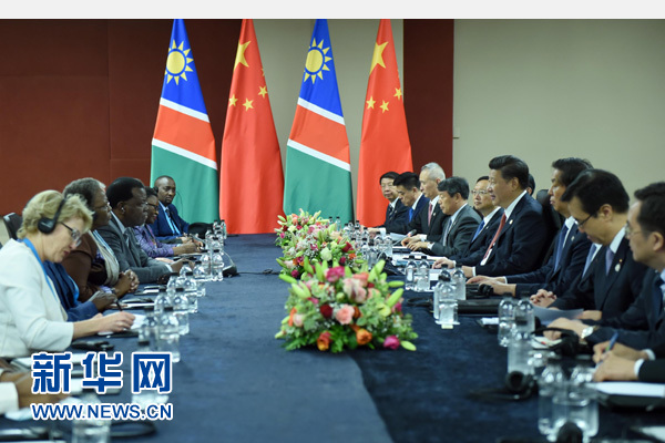 12月4日，國家主席習(xí)近平在約翰內(nèi)斯堡會(huì)見納米比亞總統(tǒng)根哥布。 新華社記者 張鐸 攝