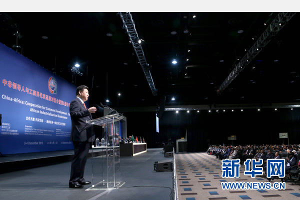 12月4日，國家主席習近平在約翰內(nèi)斯堡出席中非領導人與工商界代表高層對話會暨第五屆中非企業(yè)家大會閉幕式并發(fā)表題為《攜手共進，譜寫中非合作新篇章》的重要講話。新華社記者 姚大偉 攝