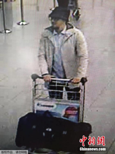 比利時聯邦警察公布一張機場監(jiān)控拍攝下的三名機場恐襲嫌疑犯的視頻截圖。