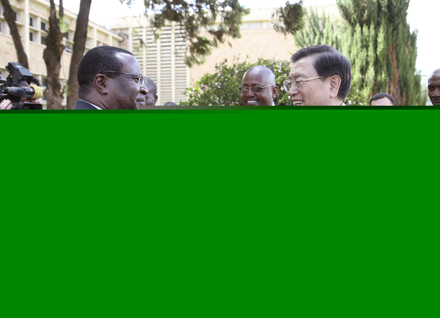 這是3月24日，張德江在肯尼亞首都內(nèi)羅畢與肯尼亞參議長(zhǎng)埃蘇羅舉行會(huì)談。 新華社記者馬占成攝