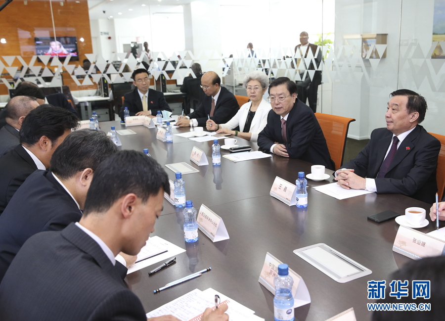 這是3月25日，張德江在肯尼亞首都內(nèi)羅畢考察中央電視臺(tái)非洲分臺(tái)并接見(jiàn)中央媒體駐非洲機(jī)構(gòu)負(fù)責(zé)人。 新華社記者馬占成攝