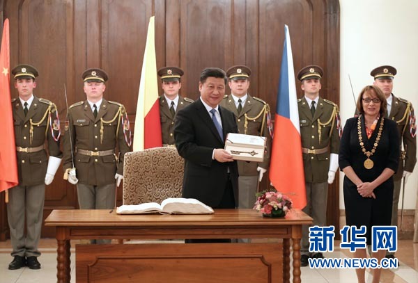 當(dāng)?shù)貢r(shí)間3月29日，國(guó)家主席習(xí)近平在捷克布拉格會(huì)見布拉格市長(zhǎng)科爾娜喬娃，并接受科爾娜喬娃代表該市贈(zèng)予的城市鑰匙。 新華社記者 龐興雷攝