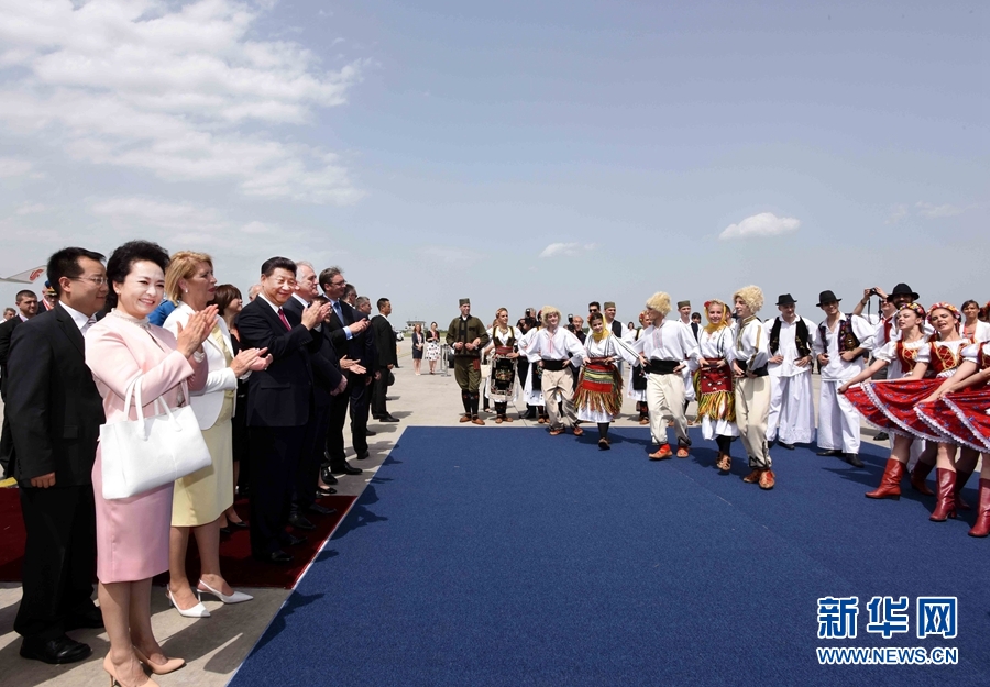 6月17日，國家主席習近平乘專機抵達貝爾格萊德，開始對塞爾維亞共和國進行國事訪問。塞爾維亞民眾跳起歡快熱情的傳統(tǒng)舞蹈科羅舞熱烈歡迎習近平和夫人彭麗媛到訪。新華社記者 饒愛民 攝 