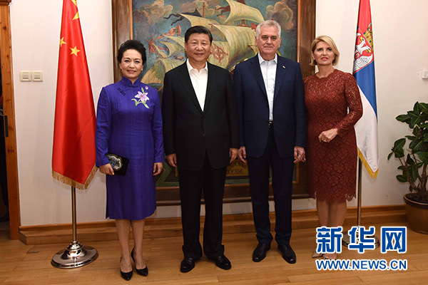 當(dāng)?shù)貢r(shí)間6月17日，國(guó)家主席習(xí)近平同塞爾維亞總統(tǒng)尼科利奇在貝爾格萊德舉行會(huì)晤。這是習(xí)近平和夫人彭麗媛同尼科利奇夫婦在和平別墅合影。新華社記者饒愛民攝