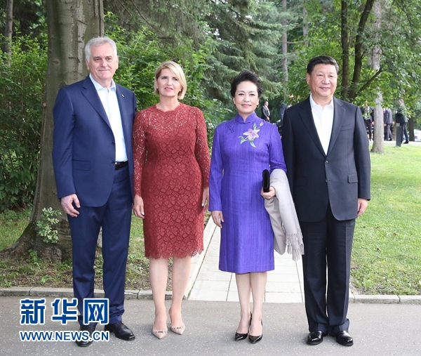 當(dāng)?shù)貢r(shí)間6月17日，國(guó)家主席習(xí)近平同塞爾維亞總統(tǒng)尼科利奇在貝爾格萊德舉行會(huì)晤。這是習(xí)近平和夫人彭麗媛同尼科利奇夫婦在和平別墅合影。新華社記者 丁林 攝