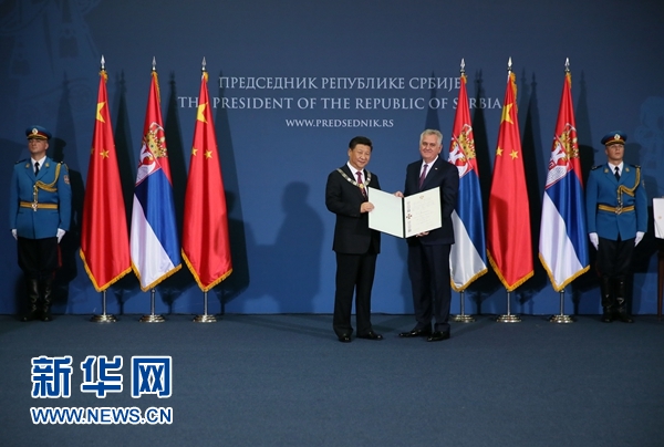 6月18日，國家主席習(xí)近平在貝爾格萊德同塞爾維亞總統(tǒng)尼科利奇舉行會(huì)談。會(huì)談后，尼科利奇向習(xí)近平授予塞爾維亞最高級(jí)別勛章&ldquo;共和國一級(jí)榮譽(yù)勛章&rdquo;，感謝習(xí)近平為中塞關(guān)系發(fā)展作出的杰出貢獻(xiàn)。新華社記者蘭紅光攝 