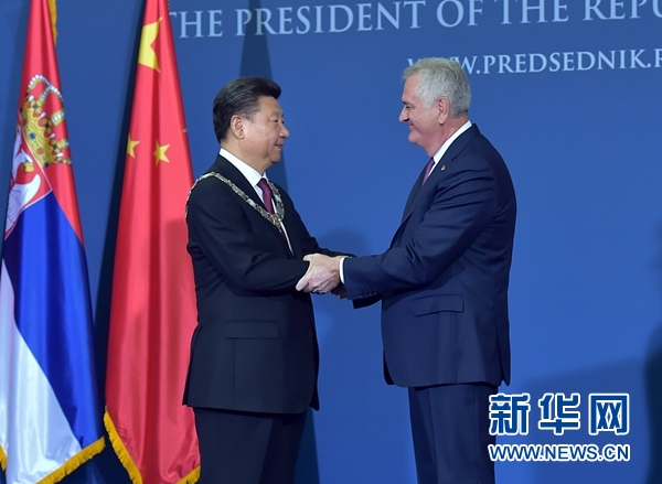 6月18日，國家主席習(xí)近平在貝爾格萊德同塞爾維亞總統(tǒng)尼科利奇舉行會(huì)談。會(huì)談后，尼科利奇向習(xí)近平授予塞爾維亞最高級(jí)別勛章&ldquo;共和國一級(jí)榮譽(yù)勛章&rdquo;，感謝習(xí)近平為中塞關(guān)系發(fā)展作出的杰出貢獻(xiàn)。新華社記者 李濤 攝 