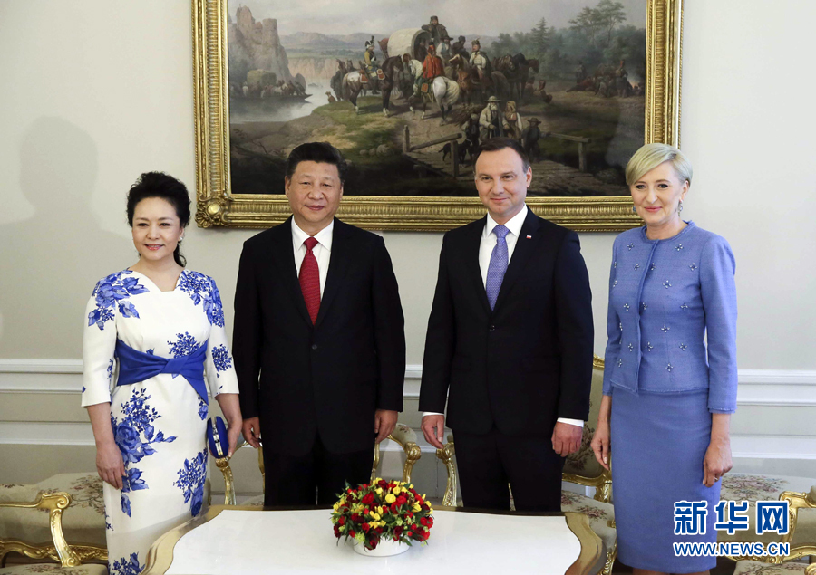 6月20日，國(guó)家主席習(xí)近平出席波蘭總統(tǒng)杜達(dá)在華沙總統(tǒng)府舉行的隆重歡迎儀式。歡迎儀式后，習(xí)近平和夫人彭麗媛同杜達(dá)和夫人阿加塔簡(jiǎn)短寒暄。新華社記者 蘭紅光 攝