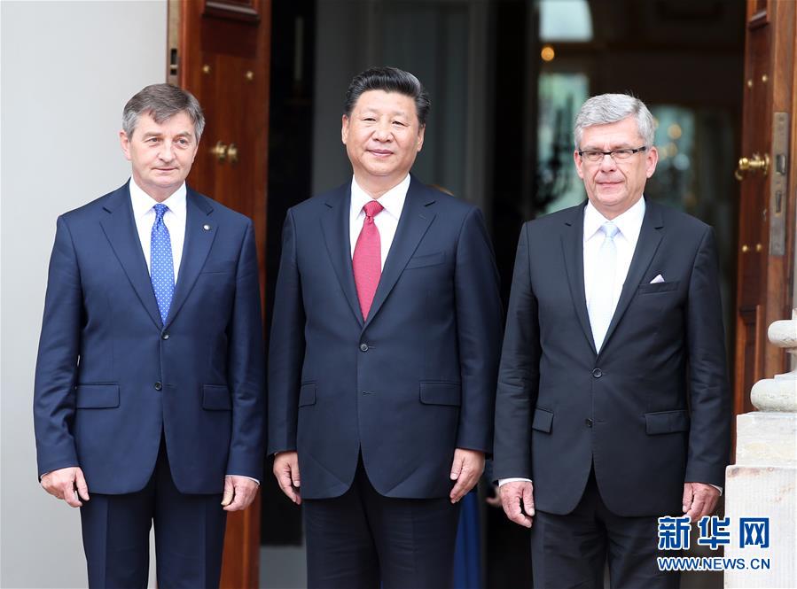 6月20日，國(guó)家主席習(xí)近平在華沙瓦津基公園水上宮殿會(huì)見波蘭參議長(zhǎng)卡切夫斯基（右）和眾議長(zhǎng)庫(kù)赫欽斯基。 新華社記者 姚大偉 攝  