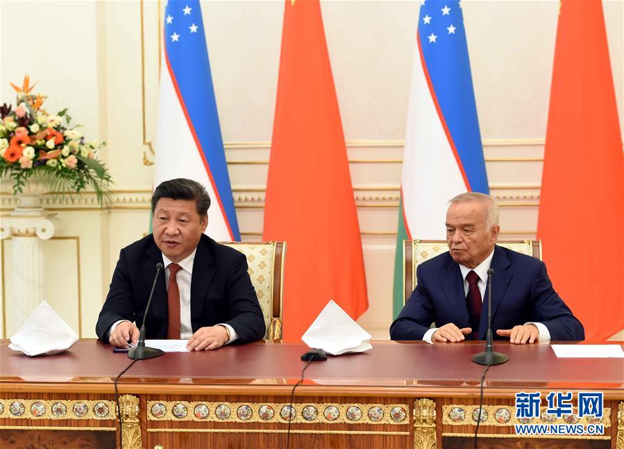 6月22日，國(guó)家主席習(xí)近平在塔什干庫(kù)克薩萊國(guó)賓館同烏茲別克斯坦總統(tǒng)卡里莫夫舉行會(huì)談。會(huì)談后，兩國(guó)元首共同會(huì)見(jiàn)記者。 新華社記者饒愛(ài)民攝