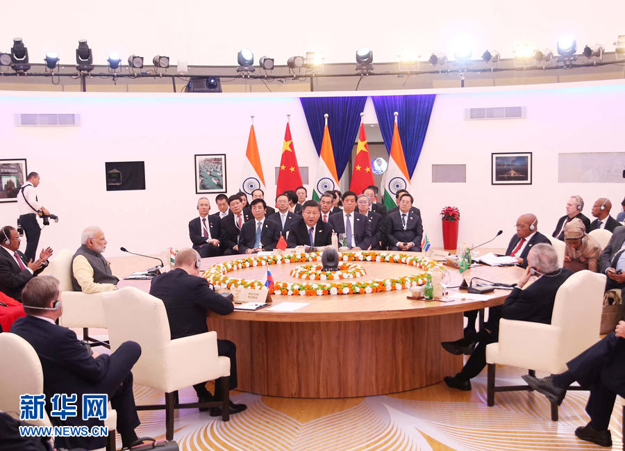 10月16日，金磚國(guó)家領(lǐng)導(dǎo)人第八次會(huì)晤在印度果阿舉行。中國(guó)國(guó)家主席習(xí)近平、印度總理莫迪、南非總統(tǒng)祖馬、巴西總統(tǒng)特梅爾、俄羅斯總統(tǒng)普京出席。習(xí)近平發(fā)表題為《堅(jiān)定信心　共謀發(fā)展》的重要講話。新華社記者姚大偉攝 