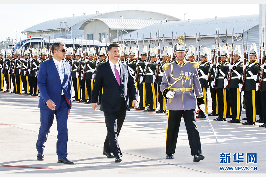 當(dāng)?shù)貢r(shí)間11月17日，國(guó)家主席習(xí)近平乘專機(jī)抵達(dá)基多，開始對(duì)厄瓜多爾共和國(guó)進(jìn)行國(guó)事訪問。這是厄瓜多爾總統(tǒng)科雷亞在機(jī)場(chǎng)為習(xí)近平舉行隆重歡迎儀式。新華社記者 鞠鵬 攝 