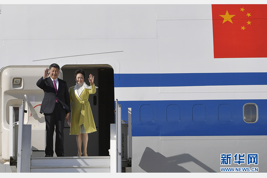 當(dāng)?shù)貢r(shí)間11月17日，國(guó)家主席習(xí)近平乘專機(jī)抵達(dá)基多，開始對(duì)厄瓜多爾共和國(guó)進(jìn)行國(guó)事訪問。這是習(xí)近平與夫人彭麗媛向歡迎人群揮手致意。新華社記者 王曄 攝 