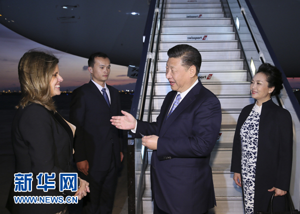 當?shù)貢r間11月18日，國家主席習近平抵達利馬，出席亞太經(jīng)合組織第二十四次領導人非正式會議并對秘魯共和國進行國事訪問。習近平和夫人彭麗媛受到秘魯副總統(tǒng)阿勞斯等熱情迎接。新華社記者 蘭紅光 攝