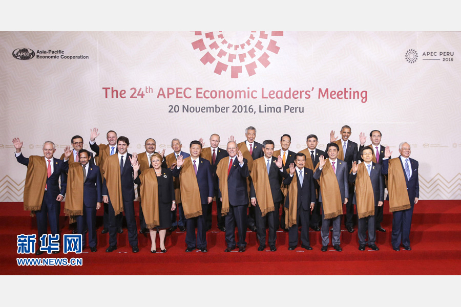 11月20日，亞太經(jīng)合組織第二十四次領(lǐng)導(dǎo)人非正式會(huì)議在秘魯利馬舉行。國(guó)家主席習(xí)近平出席并發(fā)表題為《面向未來開拓進(jìn)取促進(jìn)亞太發(fā)展繁榮》的重要講話。這是會(huì)議期間，國(guó)家主席習(xí)近平同其他亞太經(jīng)合組織成員經(jīng)濟(jì)體領(lǐng)導(dǎo)人、代表合影。 新華社記者 丁林 攝