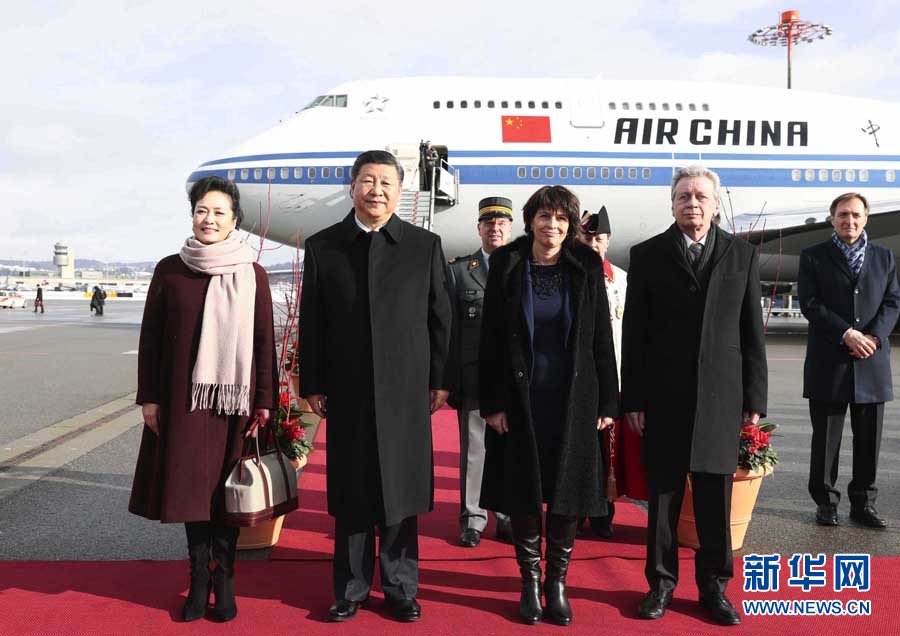1月15日，國家主席習(xí)近平乘專機抵達蘇黎世，開始對瑞士聯(lián)邦進行國事訪問。這是瑞士聯(lián)邦主席洛伊特哈德在機場為習(xí)近平和夫人彭麗媛舉行隆重歡迎儀式。 新華社記者 蘭紅光 攝