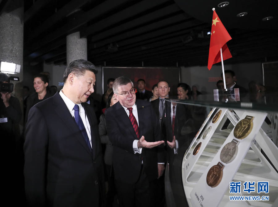 1月18日，國家主席習近平在瑞士洛桑國際奧林匹克博物館會見國際奧林匹克委員會主席巴赫。這是會見后，習近平在巴赫陪同下參觀往屆奧運會獎牌展。新華社記者 蘭紅光 攝