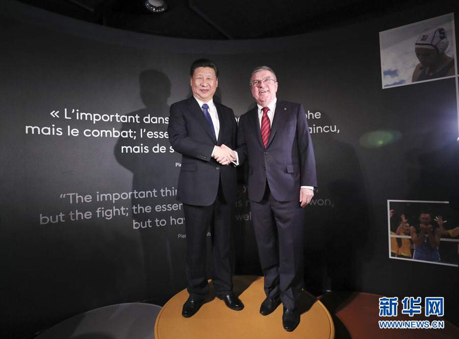 1月18日，國家主席習近平在瑞士洛桑國際奧林匹克博物館會見國際奧林匹克委員會主席巴赫。這是習近平和巴赫在奧運冠軍領獎臺上合影。新華社記者 蘭紅光 攝