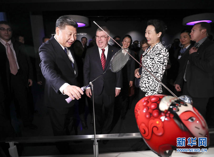 1月18日，國家主席習近平在瑞士洛桑國際奧林匹克博物館會見國際奧林匹克委員會主席巴赫。這是習近平在巴赫陪同下，參觀羽毛球世界冠軍李玲蔚用過的球拍。新華社記者 蘭紅光 攝