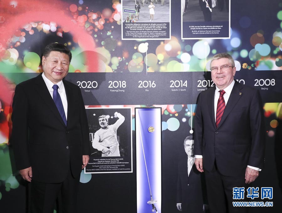 1月18日，國家主席習近平在瑞士洛桑國際奧林匹克博物館會見國際奧林匹克委員會主席巴赫。這是習近平與巴赫在巴赫作為擊劍運動員參加奧運會的照片前合影。新華社記者 蘭紅光 攝