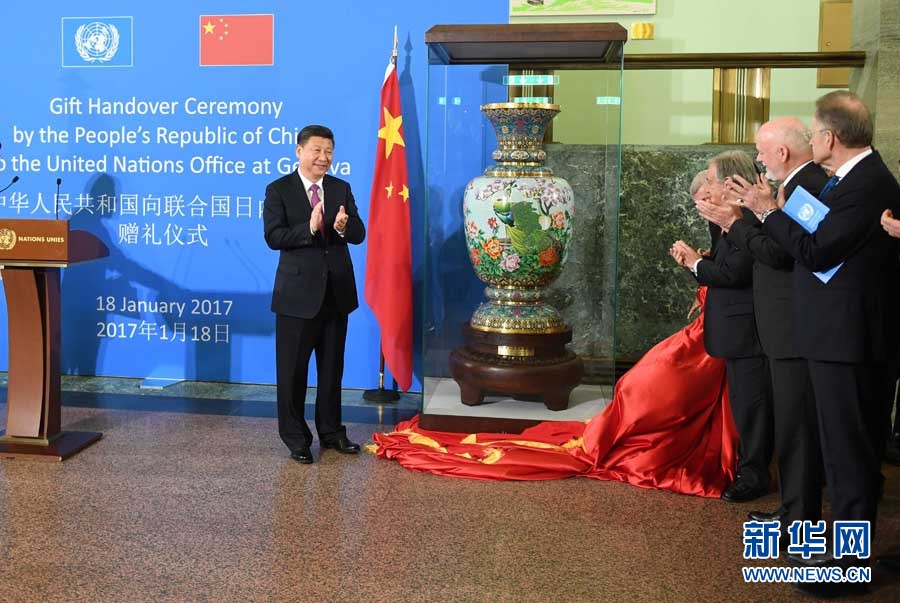 1月18日，國(guó)家主席習(xí)近平在瑞士日內(nèi)瓦萬國(guó)宮出席&ldquo;共商共筑人類命運(yùn)共同體&rdquo;高級(jí)別會(huì)議，并發(fā)表題為《共同構(gòu)建人類命運(yùn)共同體》的主旨演講。這是會(huì)議結(jié)束后，習(xí)近平出席中國(guó)向聯(lián)合國(guó)日內(nèi)瓦總部贈(zèng)禮儀式。新華社記者 張鐸 攝