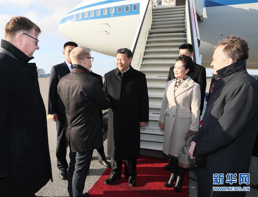 4月4日，國家主席習(xí)近平乘專機(jī)抵達(dá)赫爾辛基，開始對芬蘭共和國進(jìn)行國事訪問。這是芬蘭政府代表、農(nóng)業(yè)與環(huán)境部長蒂利凱寧等在舷梯旁熱情迎接習(xí)近平和夫人彭麗媛。新華社記者 蘭紅光 攝 