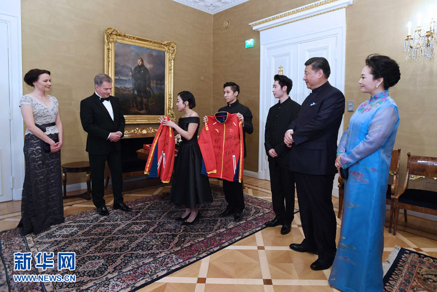 當?shù)貢r間4月5日晚，國家主席習近平和芬蘭總統(tǒng)尼尼斯托在赫爾辛基共同會見剛剛參加完2017年世界花樣滑冰錦標賽的中芬兩國冰雪運動員代表。習近平夫人彭麗媛和尼尼斯托夫人豪吉歐參加會見。這是中國運動員向尼尼斯托和夫人豪吉歐贈送運動衣。新華社記者 饒愛民 攝