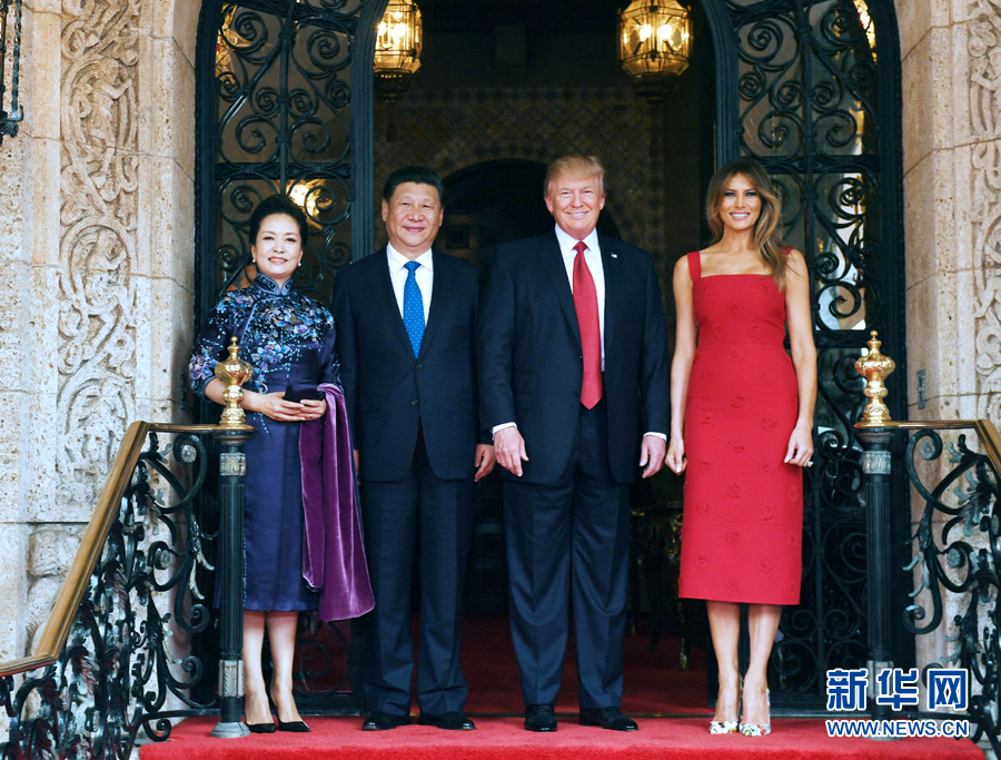 當(dāng)?shù)貢r(shí)間4月6日，國(guó)家主席習(xí)近平在美國(guó)佛羅里達(dá)州海湖莊園同美國(guó)總統(tǒng)特朗普舉行中美元首會(huì)晤。這是習(xí)近平和夫人彭麗媛同特朗普和夫人梅拉尼婭合影留念。新華社記者 饒愛民 攝 