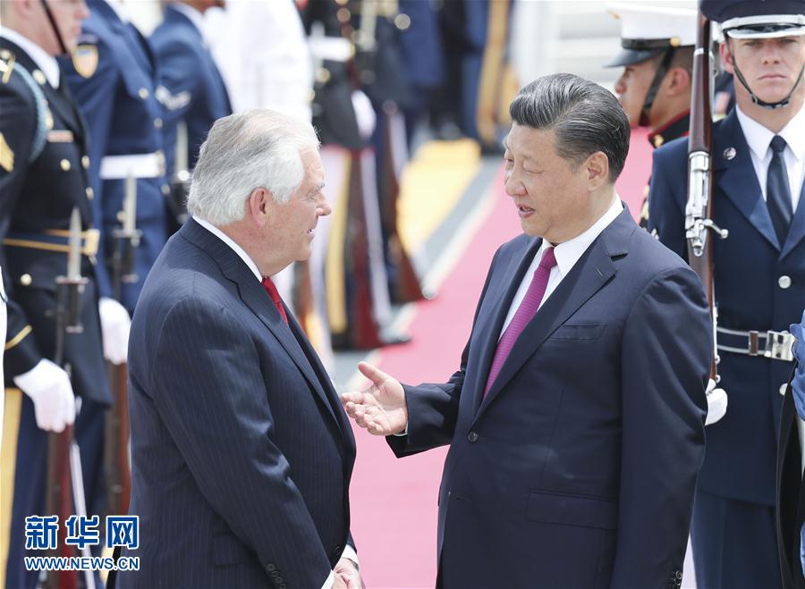 4月6日，國家主席習(xí)近平乘專機抵達(dá)美國佛羅里達(dá)州，將在海湖莊園同美國總統(tǒng)特朗普舉行中美元首會晤。習(xí)近平和夫人彭麗媛受到美國國務(wù)卿蒂勒森夫婦等熱情迎接。新華社記者 丁林 攝 