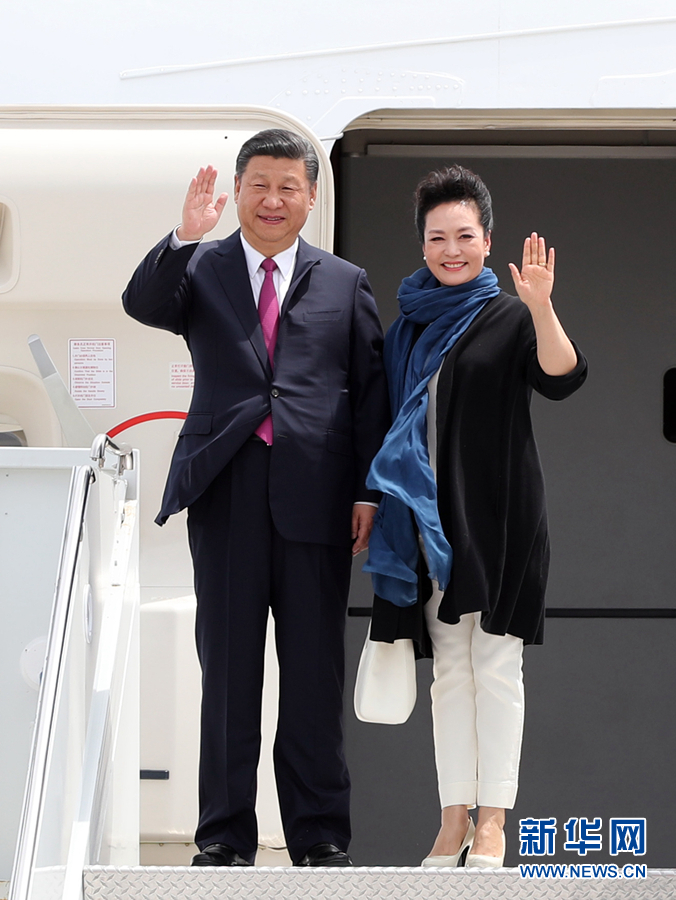 4月6日，國家主席習(xí)近平乘專機抵達(dá)美國佛羅里達(dá)州，將在海湖莊園同美國總統(tǒng)特朗普舉行中美元首會晤。這是習(xí)近平和夫人彭麗媛步出機艙。新華社記者 劉衛(wèi)兵 攝 