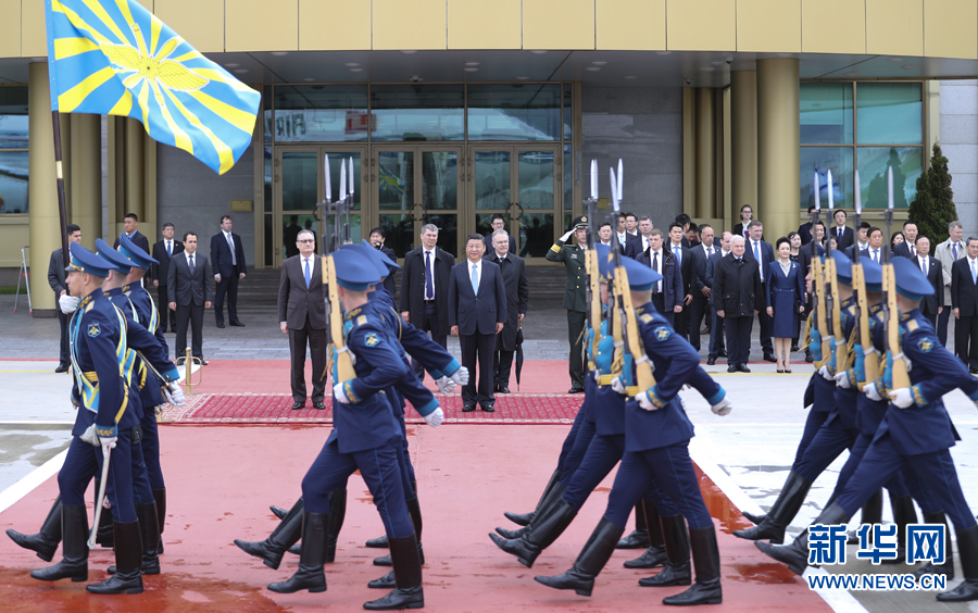 7月3日，國(guó)家主席習(xí)近平乘專機(jī)抵達(dá)莫斯科，開始對(duì)俄羅斯聯(lián)邦進(jìn)行國(guó)事訪問(wèn)。這是習(xí)近平出席機(jī)場(chǎng)歡迎儀式。 新華社記者 謝環(huán)馳 攝