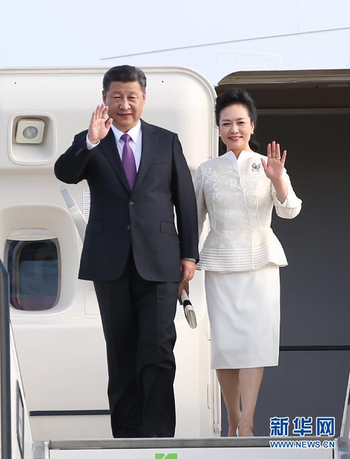 7月4日，國家主席習(xí)近平乘專機(jī)抵達(dá)柏林，開始對德意志聯(lián)邦共和國進(jìn)行國事訪問。這是習(xí)近平和夫人彭麗媛步出艙門。 新華社記者 姚大偉 攝