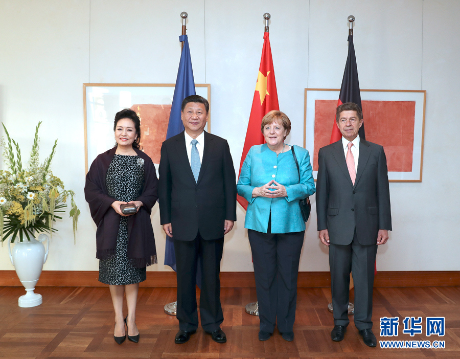 當(dāng)?shù)貢r(shí)間7月4日晚，剛剛抵達(dá)柏林的國(guó)家主席習(xí)近平在利伯曼故居同德國(guó)總理默克爾舉行會(huì)見(jiàn)。這是習(xí)近平和夫人彭麗媛抵達(dá)位于柏林市中心勃蘭登堡門(mén)附近的利伯曼故居時(shí)，受到默克爾和丈夫紹爾熱情迎接。新華社記者 馬占成 攝