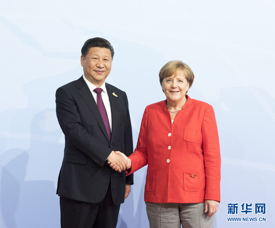 7月7日，二十國集團領導人第十二次峰會在德國漢堡舉行。國家主席習近平出席并發(fā)表題為《堅持開放包容　推動聯(lián)動增長》的重要講話。這是峰會開始前，習近平受到德國總理默克爾迎接。新華社記者 李學仁 攝 
