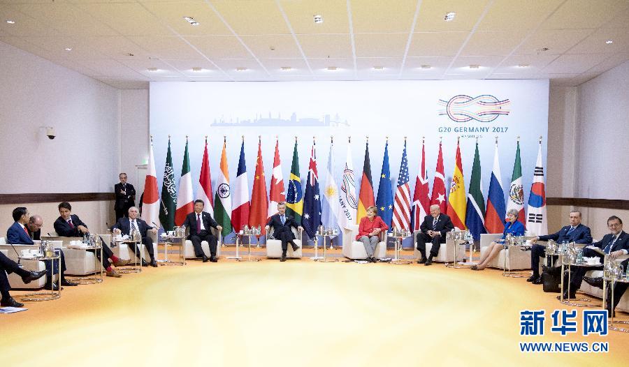 7月7日，二十國集團領導人第十二次峰會在德國漢堡舉行。國家主席習近平出席并發(fā)表題為《堅持開放包容　推動聯(lián)動增長》的重要講話。這是峰會前，習近平出席二十國集團峰會領導人座談會。新華社記者 李學仁 攝 
