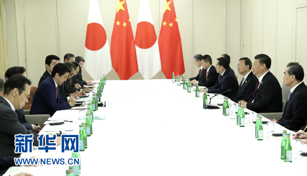 7月8日，國(guó)家主席習(xí)近平應(yīng)約在漢堡會(huì)見日本首相安倍晉三。新華社記者 馬占成 攝