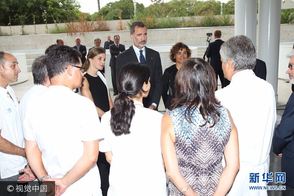 當地時間2017年8月19日，西班牙巴塞羅那，西班牙國王菲利普六世和萊蒂齊亞王后探望巴塞羅那恐襲案傷者。***_***BARCELONA, SPAIN - AUGUST 19:  In this handout photo provided by Casa de S.M. el Rey de Espana, King Felipe VI of Spain and Queen Letizia of Spain meets with medical staff as they arrive to visit last Thursday's terrorist attack victims at the Hospital de la Santa Creu i Sant Pau on August 19, 2017 in Barcelona, Spain. Thirteen people were killed and dozens injured in the Las Ramblas area of Barcelona when a van hit crowds on August 17.  (Photo by Casa de S.M. el Rey de Espana via Getty Images)