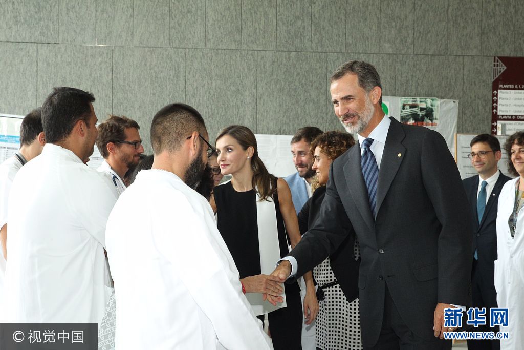 當(dāng)?shù)貢r間2017年8月19日，西班牙巴塞羅那，西班牙國王菲利普六世和萊蒂齊亞王后探望巴塞羅那恐襲案傷者。***_***BARCELONA, SPAIN - AUGUST 19:  In this handout photo provided by Casa de S.M. el Rey de Espana, King Felipe VI of Spain and Queen Letizia of Spain meets with medical staff as they arrive to visit last Thursday's terrorist attack victims at the Hospital de la Santa Creu i Sant Pau on August 19, 2017 in Barcelona, Spain. Thirteen people were killed and dozens injured in the Las Ramblas area of Barcelona when a van hit crowds on August 17.  (Photo by Casa de S.M. el Rey de Espana via Getty Images)