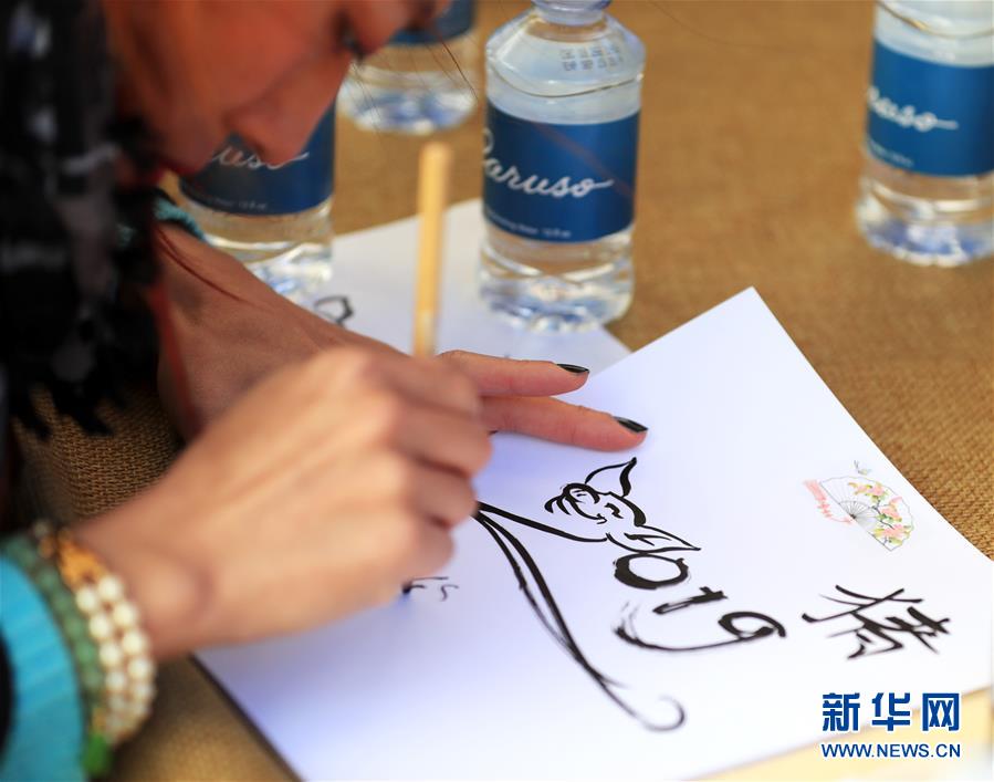 （國際&middot;圖文互動(dòng)）（1）到洛杉磯農(nóng)夫市場(chǎng)紅紅火火過大年