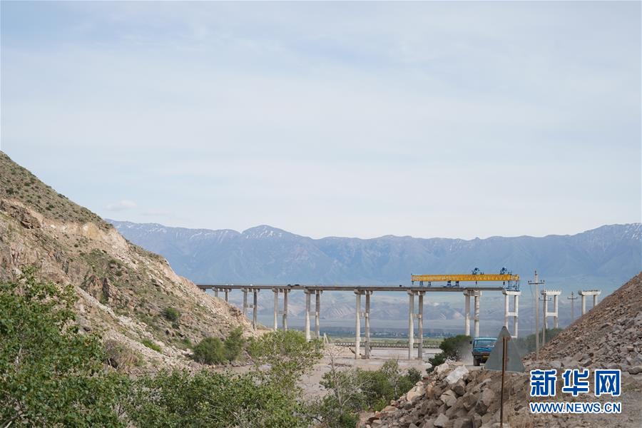 （習近平出訪配合稿&middot;圖文互動）（3）通訊：雪山腳下有條&ldquo;中國路&rdquo;