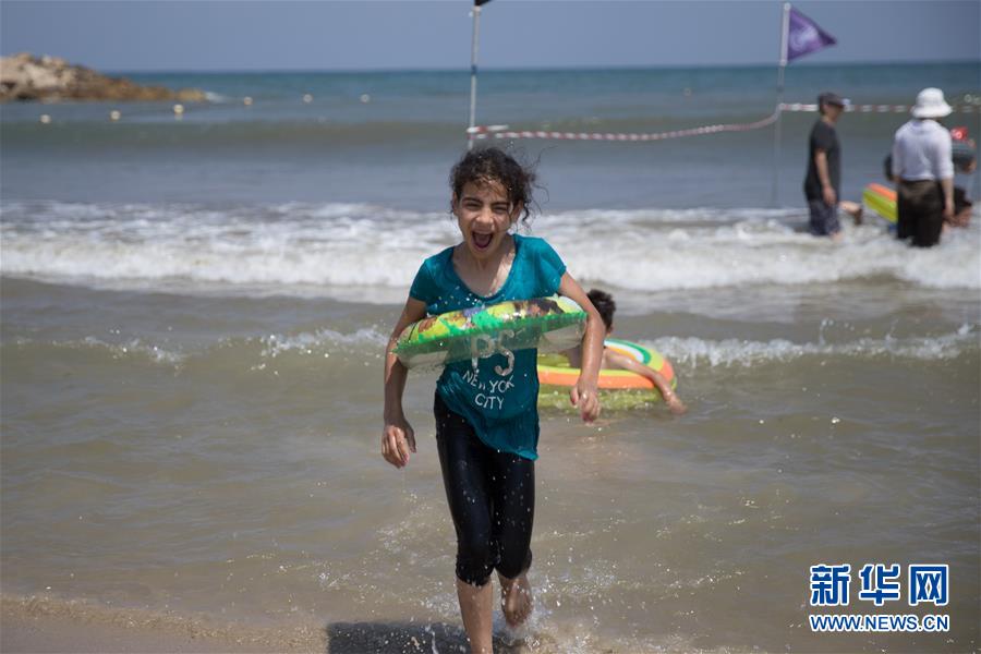 （國(guó)際&middot;圖文互動(dòng)）（1）特寫(xiě)：穿過(guò)檢查站去看海