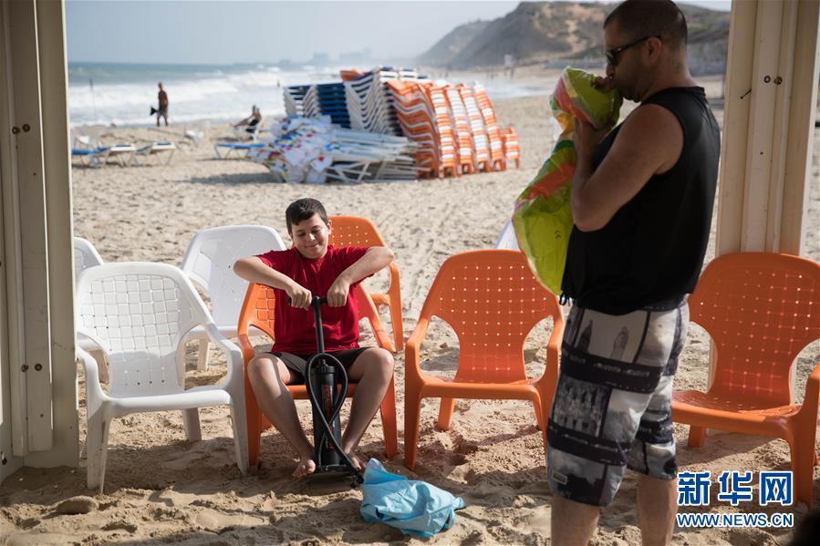 （國(guó)際&middot;圖文互動(dòng)）（3）特寫(xiě)：穿過(guò)檢查站去看海